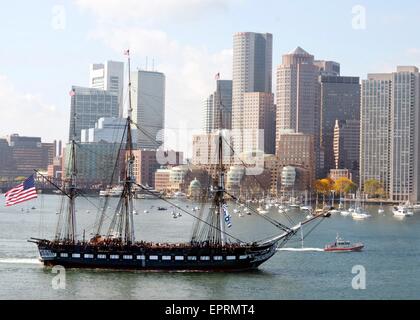 L'USS Constitution est en cours dans le port de Boston pour son 217e anniversaire le 17 octobre, 2014 croisière à Boston, MA. C'est Constitution sa dernière croisière avant d'entrer en cale sèche en 2015 pour trois ans de travaux de restauration. Banque D'Images