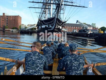 Les marins de la Marine américaine USS Constitution attribué à la pratique de l'aviron le capitaine de bosco dans le port de Boston, 21 mai 2014 à Boston, MA. Banque D'Images