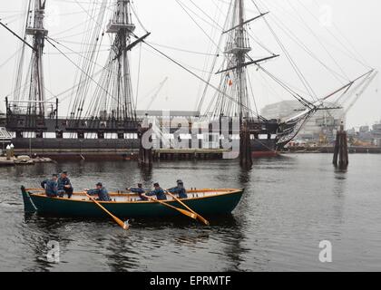 Les marins de la Marine américaine USS Constitution attribué à la pratique de l'aviron le capitaine de bosco dans le port de Boston, 21 mai 2014 à Boston, MA. Banque D'Images