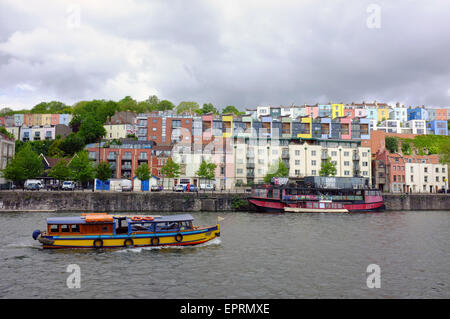 Un laissez-passer de traversier Bristol une rangée de maisons colorées le long des rives du port de Bristol au Royaume-Uni. Banque D'Images