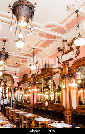 Au Majestic Café dans le centre de Porto. Porto, également connu sous le nom de Porto, est la deuxième plus grande ville du Portugal. Situé le long de l'estuaire de la rivière Douro, dans le nord du portugal, Porto est l'un des plus anciens centres d'Europe, et inscrit au Patrimoine Mondial de l'UNESCO.Porto, Portugal. Banque D'Images