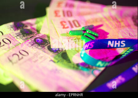 NHS et drogues assis sur l'anglais monnaie sterling Banque D'Images