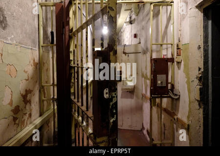 Vue sur le sous-sol des cellules de prison à l'ex-KGB, ou "siège" de la Tcheka connu par les locaux comme la maison d'angle à Riga, capitale de la République de Lettonie Banque D'Images