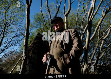 Un ancien pêcheur letton se place en avant d'une authentique maison de pêcheurs à Ragakapa Open Air Museum qui dépeint la vie quotidienne des pêcheurs au début du 20e siècle situé au pied de la dune "Ragakapa" près de Jurmala Lettonie une ville balnéaire sur le golfe de Riga à la côte de la mer Baltique, République de Lettonie Banque D'Images