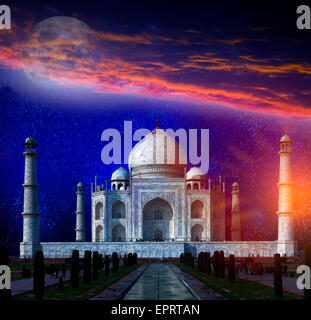 Taj Mahal par la lumière de la pleine lune à Agra, Uttar Pradesh, Inde. Éléments de cette image fournie par la NASA. Banque D'Images