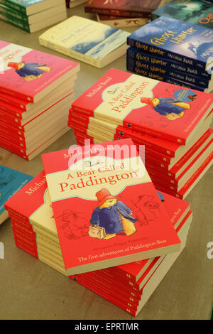 Hay Festival, Powys, Wales, UK. 21 mai, 2015. Ouverture de la Hay Festival 2015. Vieux favoris comme un Ours Paddington appelé par Michael Bond ont été parmi les livres en vente à la librairie du Festival. Banque D'Images