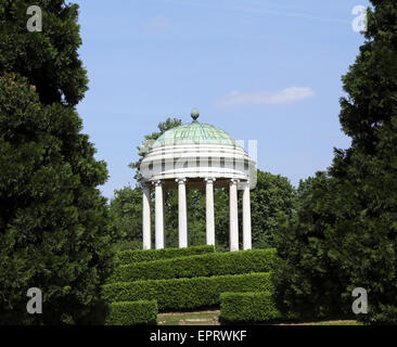 Ancien Temple dans la ville italienne park Banque D'Images