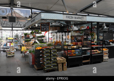 Des fruits, des légumes et d'herbes de stand au marché du frais dans le marché couvert, Torvehallerne Israels Plads,, à Copenhague. Banque D'Images