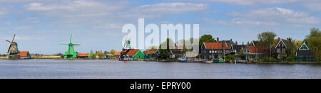 Au Zaanse Schans, Dutch windmills le long de la rivière Zaan, au nord d'Amsterdam, aux Pays-Bas. Banque D'Images