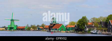 Au Zaanse Schans, Dutch windmills le long de la rivière Zaan, au nord d'Amsterdam, aux Pays-Bas. Banque D'Images