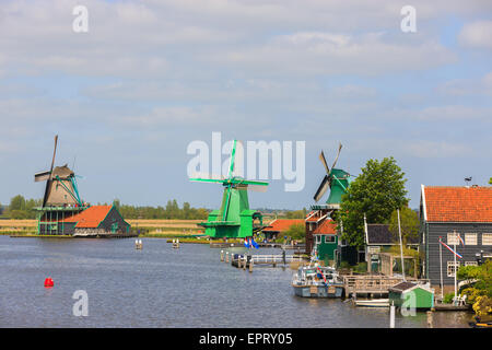 Au Zaanse Schans, Dutch windmills le long de la rivière Zaan, au nord d'Amsterdam, aux Pays-Bas. Banque D'Images