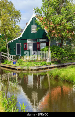 Au Zaanse Schans, Dutch windmills le long de la rivière Zaan, au nord d'Amsterdam, aux Pays-Bas. Banque D'Images