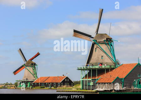 Au Zaanse Schans, Dutch windmills le long de la rivière Zaan, au nord d'Amsterdam, aux Pays-Bas. Banque D'Images