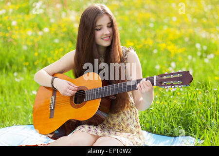 Jeune femme jouant de la guitare Banque D'Images