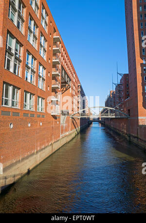 L'un des nombreux canaux de la Speicherstadt à Hambourg, Allemagne Banque D'Images