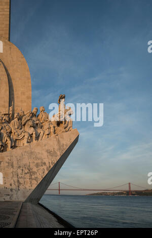 Padrao dos Descobrimentos, mémorial de marin, l'âge de la découverte, Belem sur le Tage avec le pont du 25 avril Banque D'Images