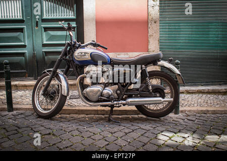 Kawasaki W650 moto garée sur une rue pavée. Banque D'Images