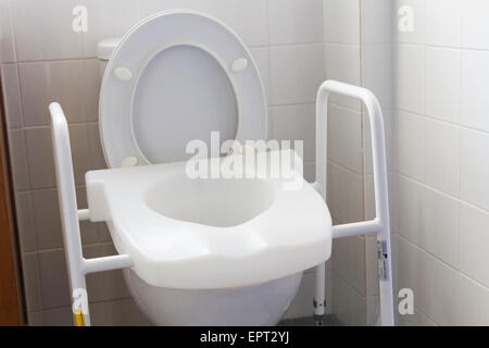 Siège de toilette surélevé et le châssis à l'utilisation par des personnes handicapées Banque D'Images