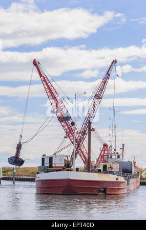 Marine navire remorqueur travaillant pour nettoyer un chenal de navigation Banque D'Images