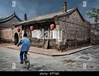 Les hommes chinois une équitation vélo à Pingyao ancient city, Chine du Nord Banque D'Images