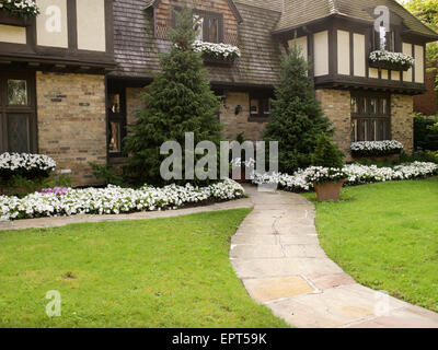 Voir l'extérieur de maison et de l'allée avant et jardin en été, Toronto, Ontario, Canada Banque D'Images