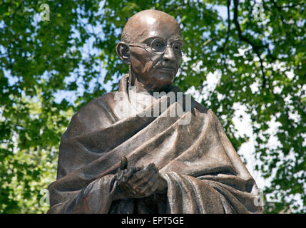 Statue du Mahatma Gandhi par sculpteur britannique Philip Jackson en place du Parlement, Londres Banque D'Images