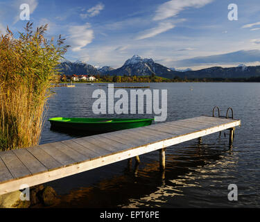 Jetée en bois, Hopfen am See, le lac Hopfensee, Bavière, Allemagne Banque D'Images