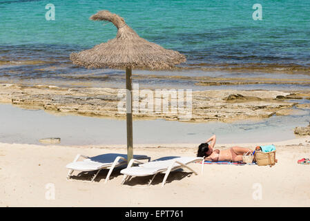 FORMENTERA, ESPAGNE - 12 MAI 2015 : les gens à la plage de Els Pujols Formentera plage de sable blanc dans l'eau turquoise isl Baléares Banque D'Images