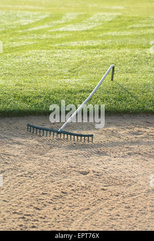 Le râteau sur le sol de la fosse de sable sur le terrain de Golf en automne, Bavière, Allemagne Banque D'Images