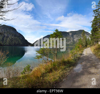 Paysage d'un sentier à côté d'un lac clair en automne, Plansee, Tirol, Autriche Banque D'Images