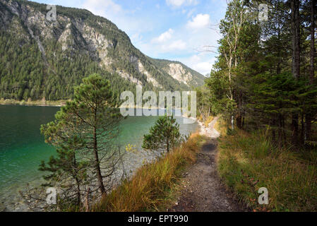 Paysage d'un sentier à côté d'un lac clair en automne, Plansee, Tirol, Autriche Banque D'Images