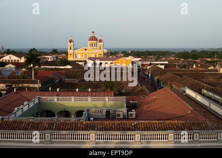 GRENADE, Nicaragua — Une vue sur la ville de Grenade depuis la tour de l'horloge à Iglesia de la Merced, l'une des plus belles églises historiques de la ville. Iglesia de la Merced est considérée comme l'une des plus belles églises de Grenade. Il a été construit à l'origine en 1539, mais dans les siècles suivants, il a été détruit ou endommagé et reconstruit plusieurs fois. La façade baroque actuelle date de 1783. La rénovation la plus récente de l'église a eu lieu après avoir été endommagée par les hommes de William Walker en 1854, avec la restauration faite en 1862. Banque D'Images