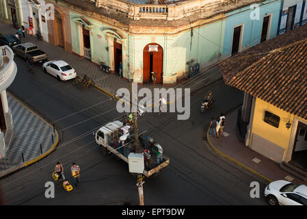 GRENADE, Nicaragua — Une vue sur la ville de Grenade depuis la tour de l'horloge à Iglesia de la Merced, l'une des plus belles églises historiques de la ville. Iglesia de la Merced est considérée comme l'une des plus belles églises de Grenade. Il a été construit à l'origine en 1539, mais dans les siècles suivants, il a été détruit ou endommagé et reconstruit plusieurs fois. La façade baroque actuelle date de 1783. La rénovation la plus récente de l'église a eu lieu après avoir été endommagée par les hommes de William Walker en 1854, avec la restauration faite en 1862. Banque D'Images