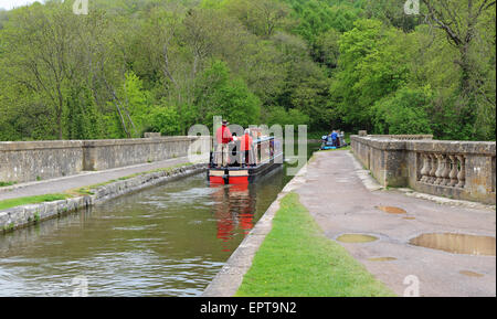 15-04 Traversée d'un viaduc sur le Kennet & Avon Canal dans le Wiltshire Banque D'Images