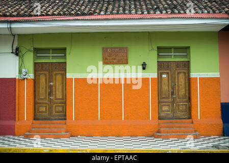 GRENADE, Nicaragua — GRENADE, Nicaragua — rues de Grenade, Nicaragua les bâtiments colorés de style colonial du quartier historique du centre-ville de Grenade, au Nicaragua, sont des joyaux architecturaux préservés qui soulignent la riche histoire culturelle de Grenade — un témoignage de son importance en tant que l'une des plus anciennes villes européennes d'Amérique continentale. Banque D'Images