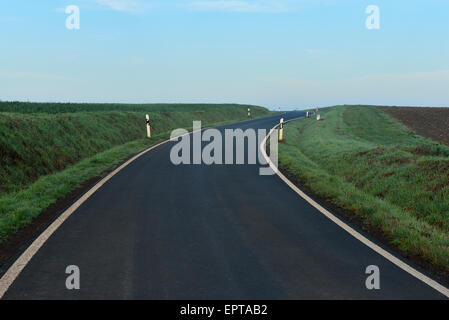 Route de campagne, matin, Freiensteinau Vogelsbergkreis, Hesse, Allemagne Banque D'Images