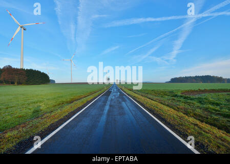 Route de campagne matin avec Éoliennes, Freiensteinau, Vogelsbergkreis, Hesse, Allemagne Banque D'Images