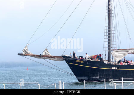 Les touristes qui viennent dans le dock de haut shipp Kajama à Harbourfront à Toronto, Ontario Banque D'Images