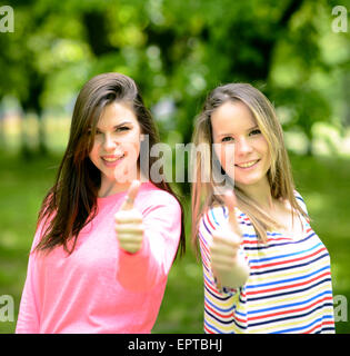 Les jeunes filles showing Thumbs up Banque D'Images