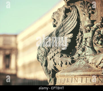 Statue de lion ailé fragment architectural de Venise. Détail de lion ailé drapeau en berne sur la Piazza San Marco, Venise, Italie Banque D'Images