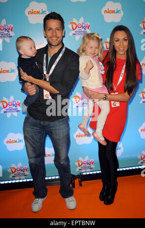 London,UK,Michelle Heaton & Hugh Hanley avec enfants Foi & Aaron Jay (AJ) assister à des amis de Dora : En ville - une télévision premiere avec Dora Explorer à l'Empire cinema, Leicester Square, London 02 novembre2014. Banque D'Images