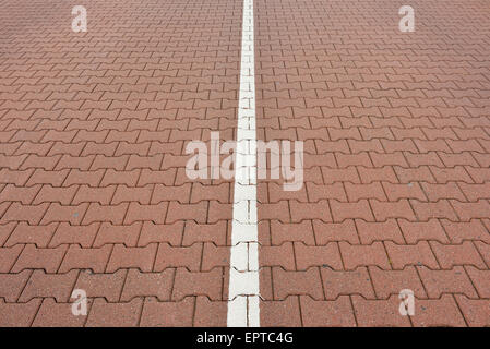 Close-up of road avec emboîtement des pierres et ligne blanche, l'île de Norderney, Frise orientale, mer du Nord, Basse-Saxe, Allemagne Banque D'Images