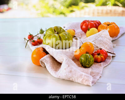 Tomates fraîches, mûres Heirloom sur tissu beige à l'extérieur, Canada Banque D'Images
