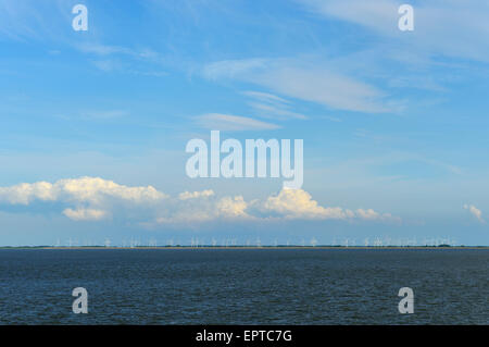 Mer du Nord avec ciel bleu en été, l'île de Norderney, Frise orientale, mer du Nord, Basse-Saxe, Allemagne Banque D'Images