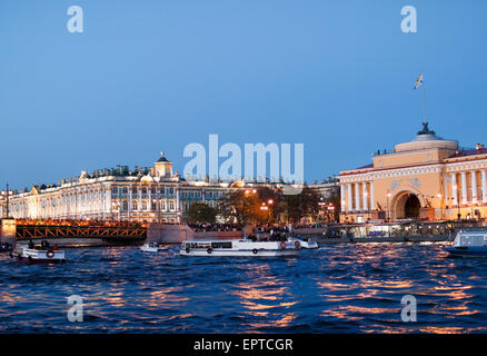 La célébration du 9-mai à Saint Petersburg, des excursions de nuit sur les navires Banque D'Images