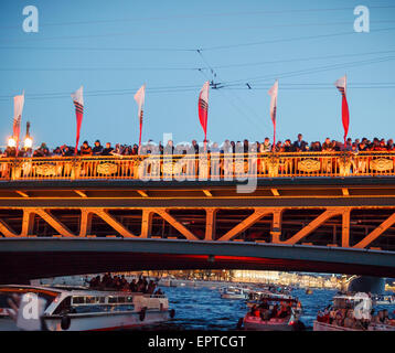 La célébration du 9-mai à Saint Petersburg, des excursions de nuit sur les navires Banque D'Images