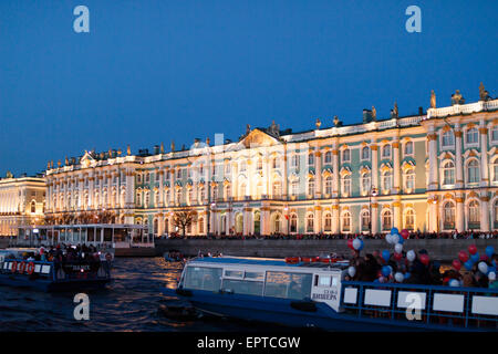 La célébration du 9-mai à Saint Petersburg, des excursions de nuit sur les navires Banque D'Images