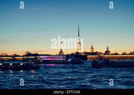 La célébration du 9-mai à Saint Petersburg, des excursions de nuit sur les navires Banque D'Images