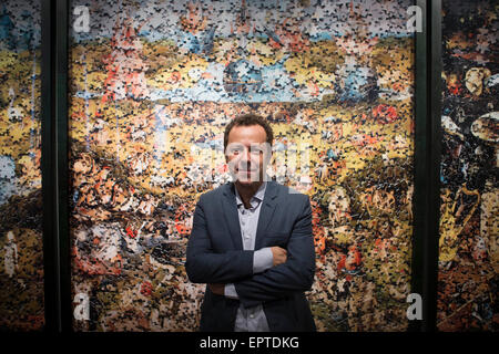 Buenos Aires, Argentine. 21 mai, 2015. L'artiste brésilien Vik Muniz pose avec un morceau de ses œuvres exposées dans l'exposition Vik Muniz "Buenos Aires", à l'Université nationale de février Troisième Musée, centre d'Art Contemporain, dans la ville de Buenos Aires, capitale de l'Argentine, le 21 mai 2015. © Martin Zabala/Xinhua/Alamy Live News Banque D'Images