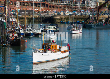 Ramsgate, Kent 21 mai 2015. Yacht à moteur et de Dunkerque, ancien combattant de Chelsea Sigrid laissant Ramsgate Royal Harbour pour Dunkerque. Crédit : Paul Martin/Alamy Live News Banque D'Images